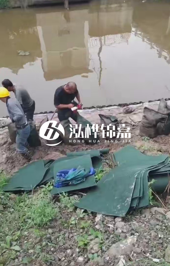 鄭州專(zhuān)業(yè)挖機(jī)打木樁-地基加固中挖機(jī)打木樁的優(yōu)勢(shì)？