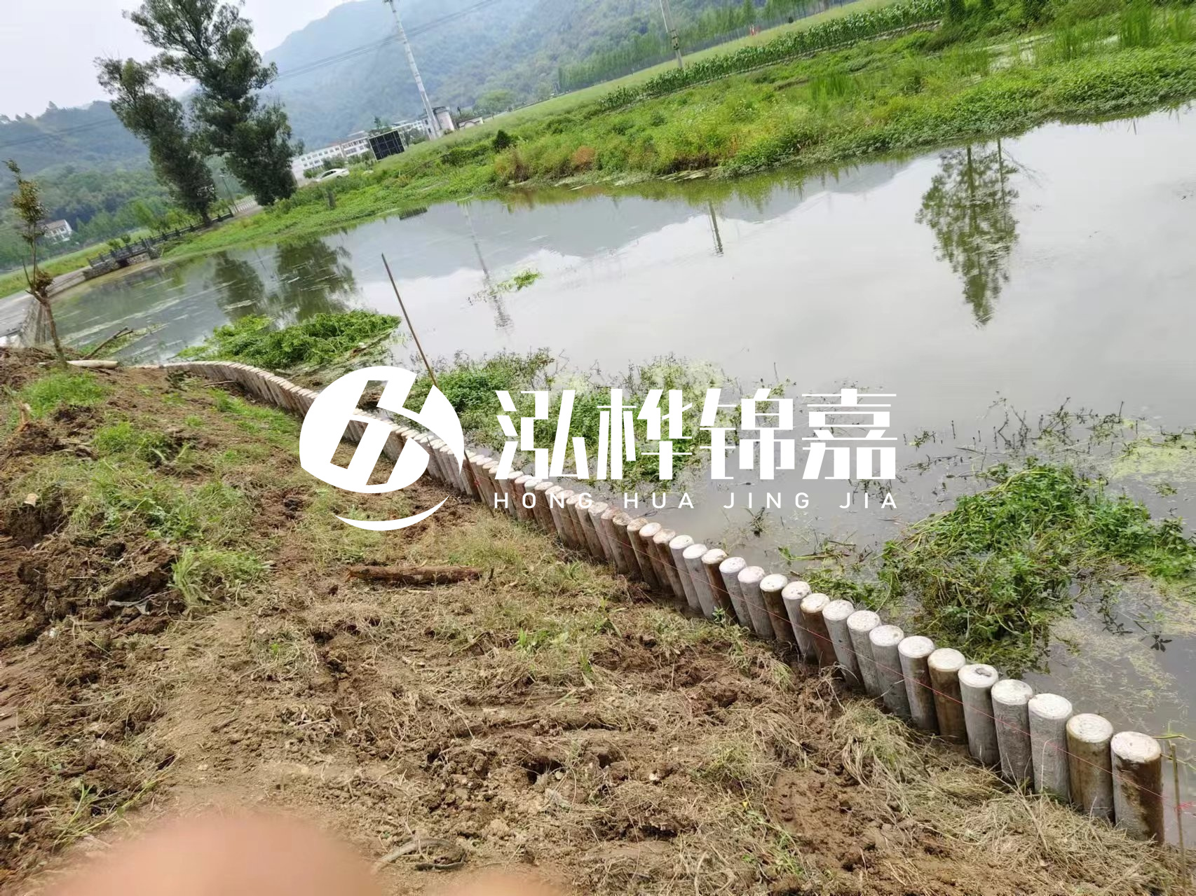 安順市挖機(jī)打木樁專業(yè)施工-河道水泥樁護(hù)坡多少錢一米？